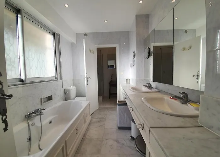 Chateau De L'etoile Hotel *